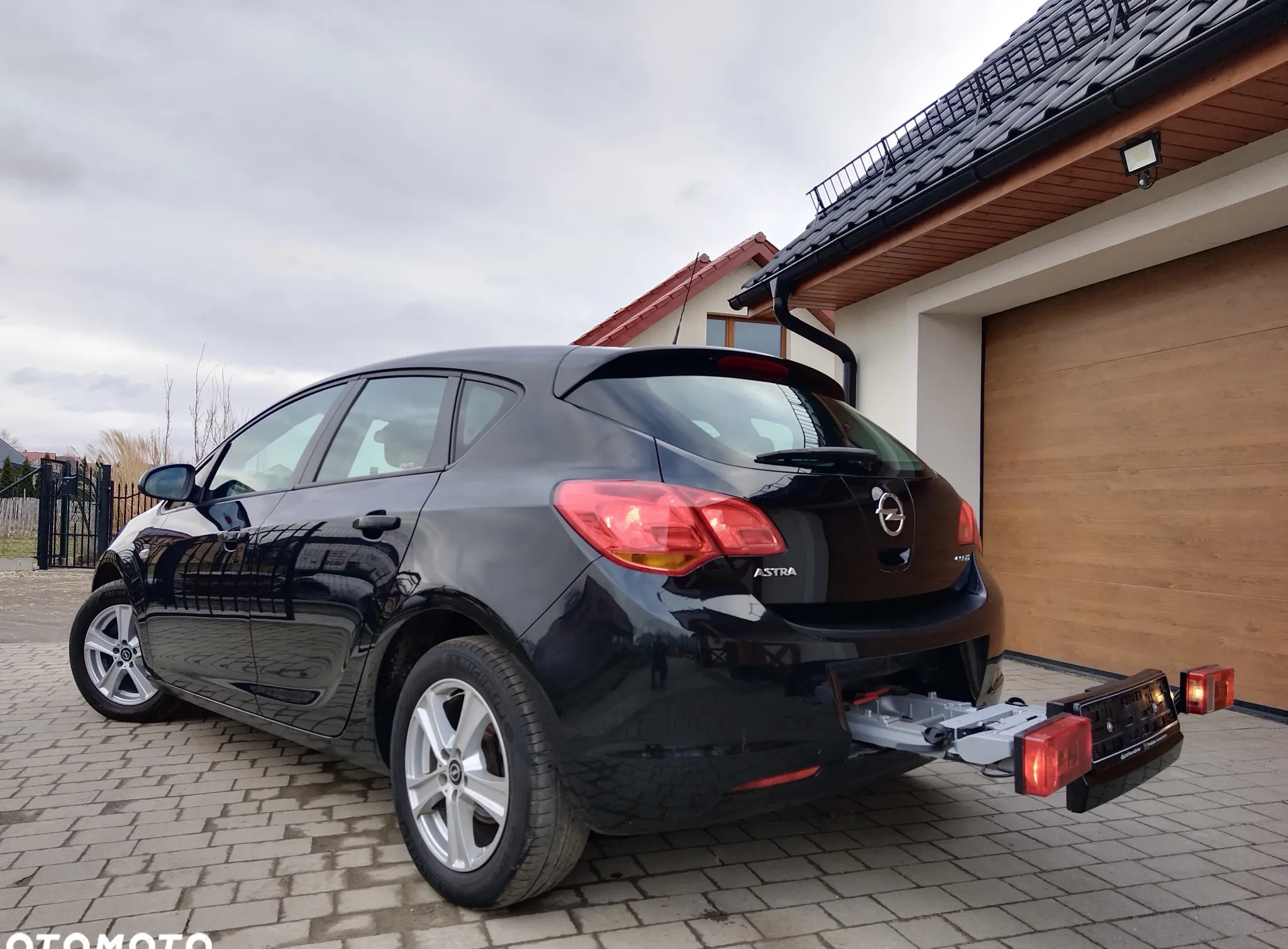 Opel Astra cena 23900 przebieg: 151000, rok produkcji 2010 z Praszka małe 436